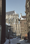 853861 Gezicht in Achter de Dom en op het koor van de Domkerk te Utrecht, tijdens de strenge winter van 1963.
